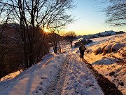 93 Dal bosco usciamo ad ammirare la luce e i colori del tramonto verso il Resegone